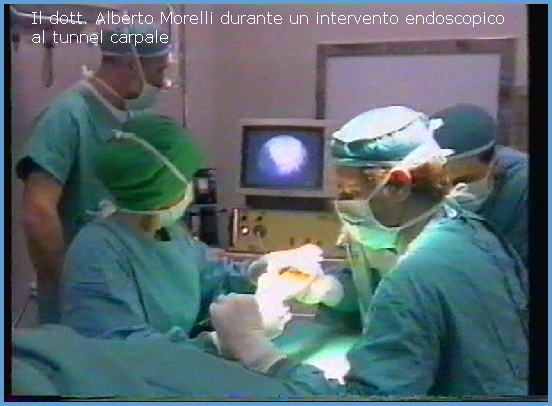 Il dott. Alberto Morelli durante un intervento endoscopico
al tunnel carpale
